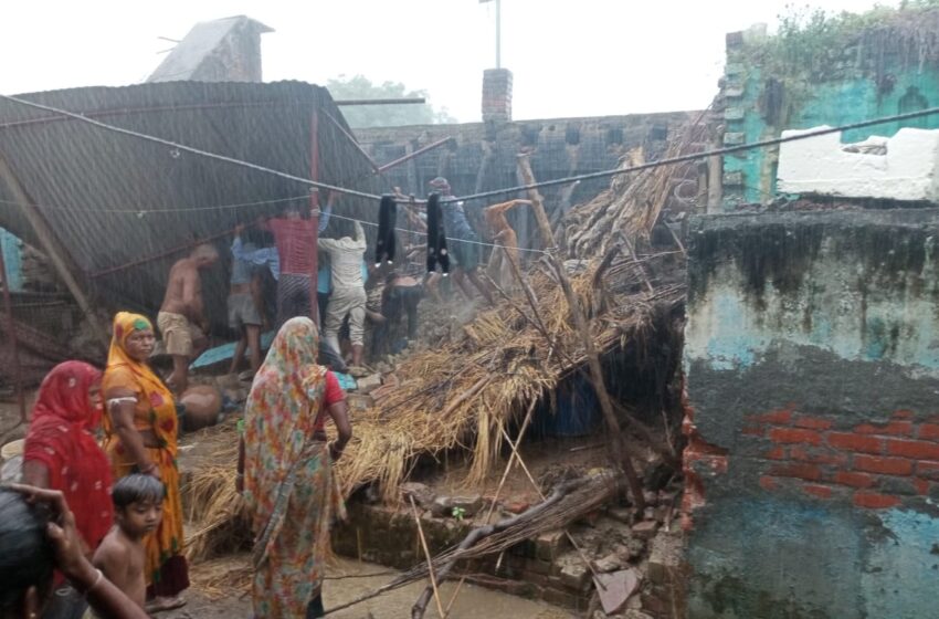  कच्चे मकान की छत ढही, वृद्धा व किशोरी दबकर हुई घायल