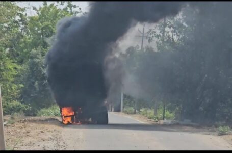 गिट्टी लदे ट्रक में लगी भीषण आग…।।