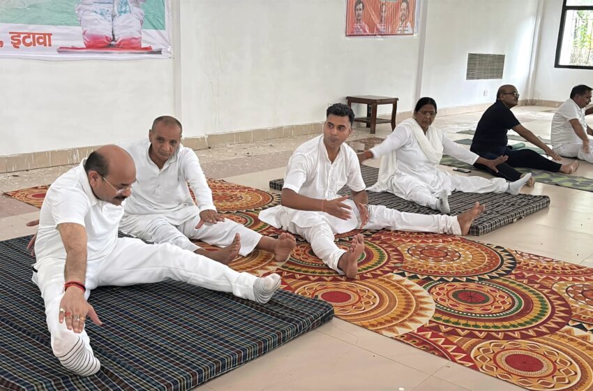  भाजपा ने अंतरराष्ट्रीय योग दिवस पर इटावा क्लब में योग शिविर का किया आयोजन