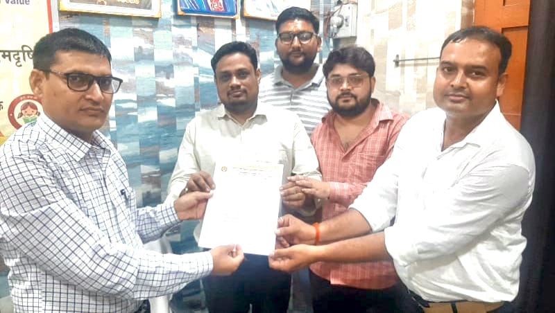  व्यापारियों की समस्याओं को लेकर उद्योग व्यापार प्रतिनिधि मंडल ने मुख्यमंत्री को संबोधित ज्ञापन अधिशासी अधिकारी को सौंपा_______