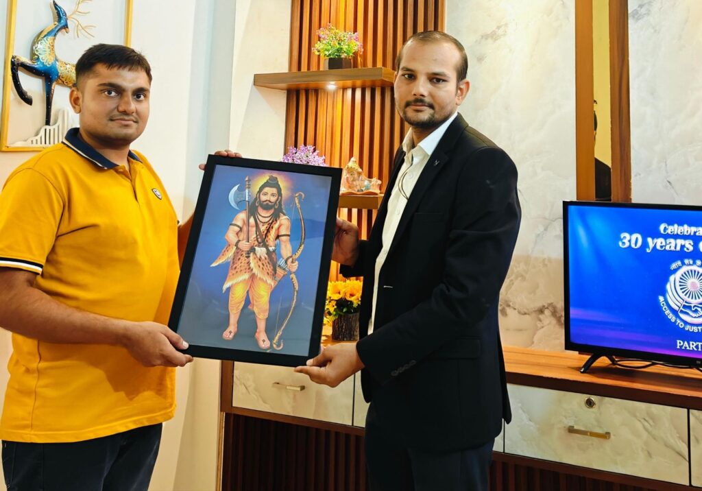 ऋषभ पाठक राम सुन्दर पाठक को भगवान परशुराम
 का चित्र भेंट करते हुए 