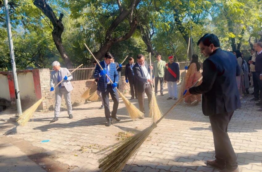  जिला न्यायालय परिसर में चला स्वच्छता अभियान, न्यायिक अधिकारियों ने किया नेतृत्व